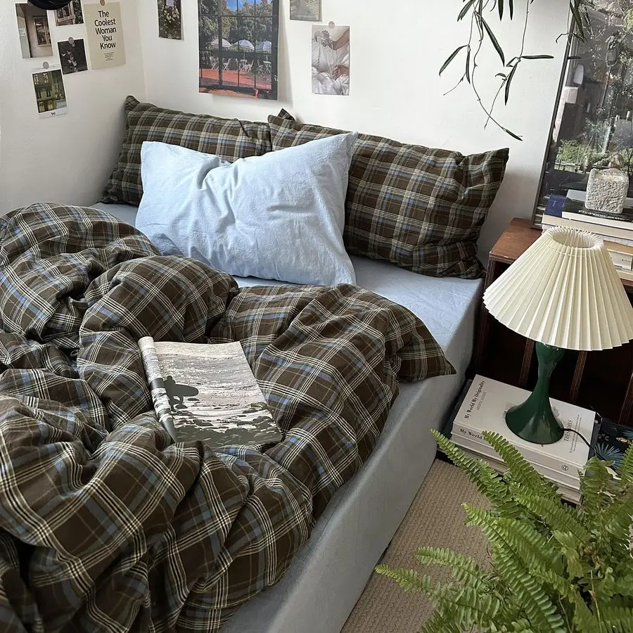 

Комплект постельного белья Queen Size с синим, коричневым и зеленым клетчатым узором в стиле буффало, 3 предмета, винтажный эстетичный дизайн, 100% стираный хлопок, минималистичный стиль.