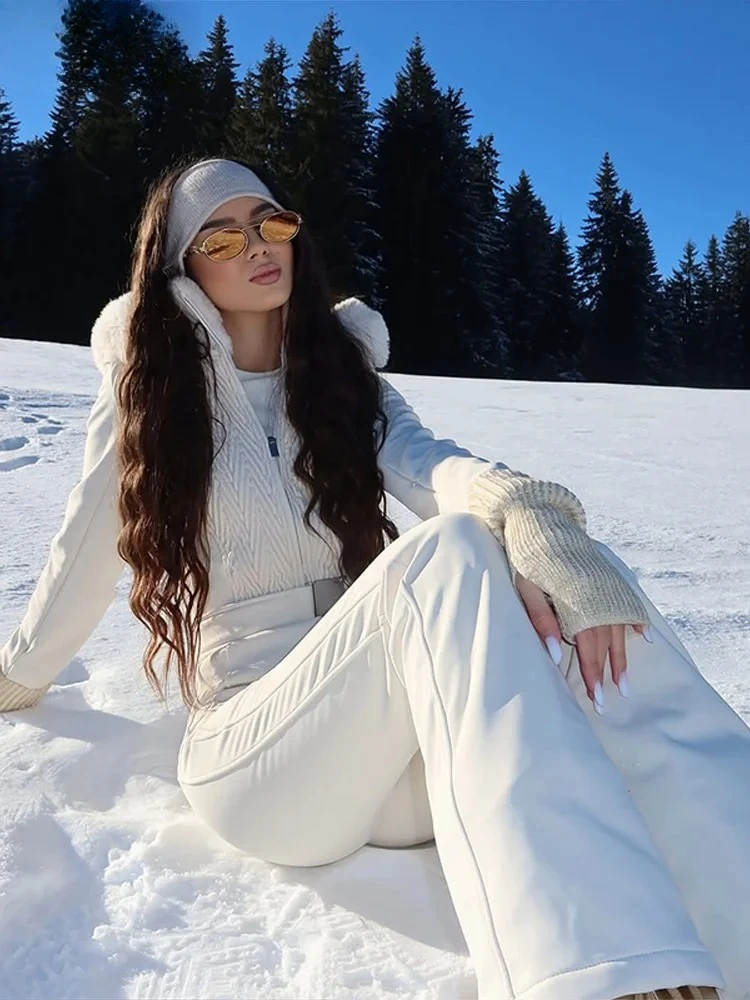 ชุดสกีสำหรับผู้หญิงฤดูหนาวปี 2025 แบบใหม่ กันลม มีฮู้ด ชุดจั๊มสูทสำหรับเล่นสกีและสโนว์บอร์ด พร้อมซิปและจีบ มีเข็มขัด ให้ความอบอุ่น