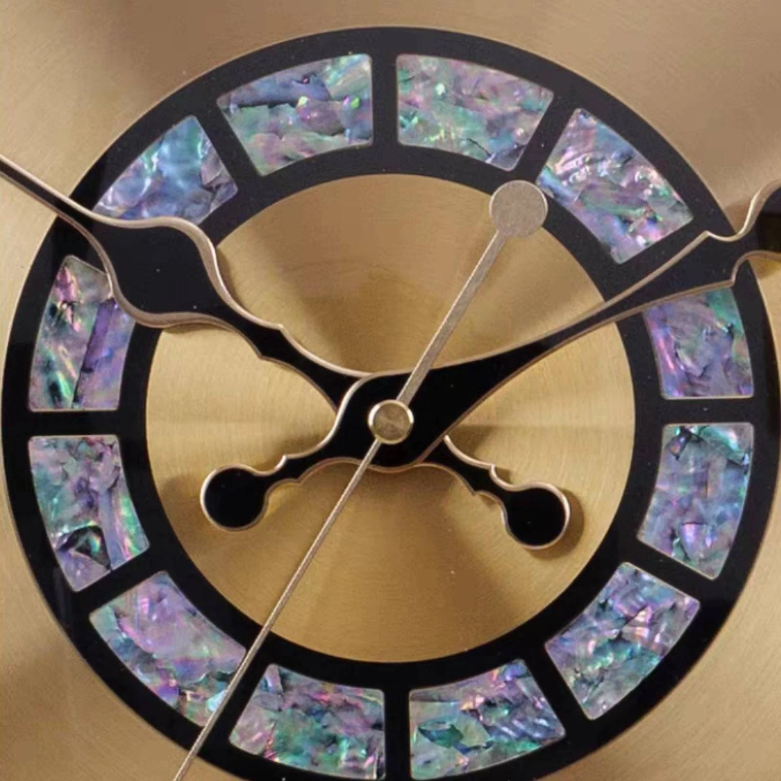 Nautical Ship Wheel Clock Decorative Ship Wheel Wall Clock Retro Ocean-Themed for Homeowners, Living Room, Entryway