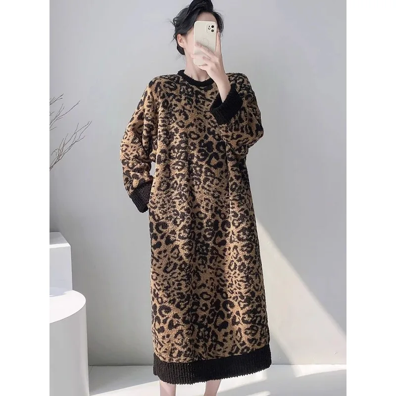 

Бархатная ночная рубашка контрастного цвета с французским леопардовым принтом для женщин осенью и зимой Свободная и тонкая длинная домашняя одежда