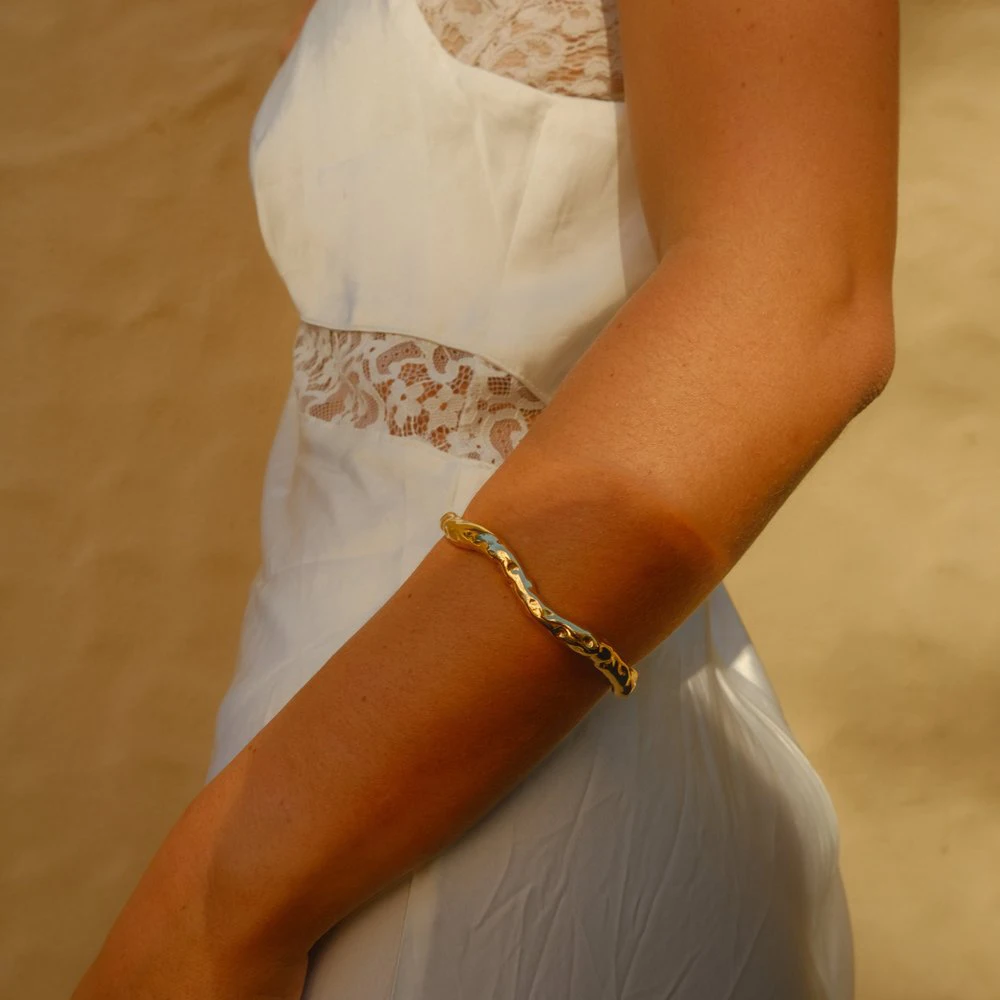 Brazalete con apertura de giro ondulado chapado en oro de 18 quilates para mujer, pulsera de marea con textura de Lava PVD de acero inoxidable resistente al agua, joyería Retro