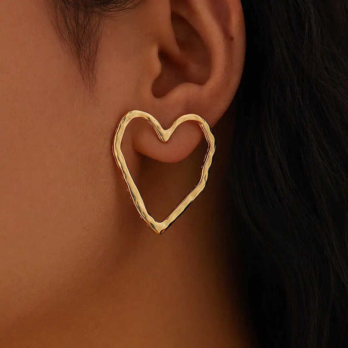 

2024 Trendy Golden Heart Hoop Earrings Minimalist Elegant Fashion Accessories for Dating Dinner Dates