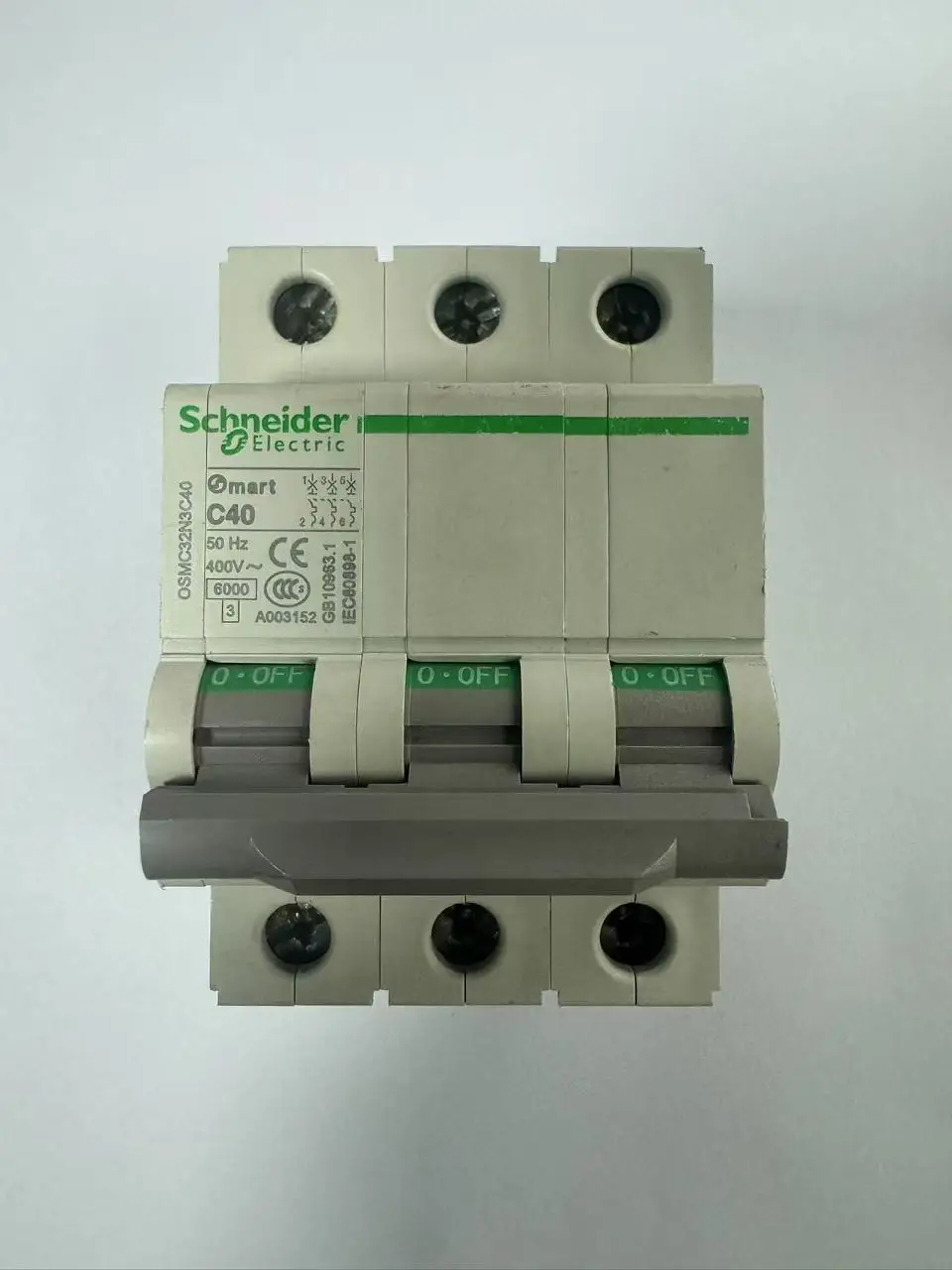 

Schneider miniature circuit breaker OSMC32N-C40A/3P inventory as shown in the picture OSMC32N3C40