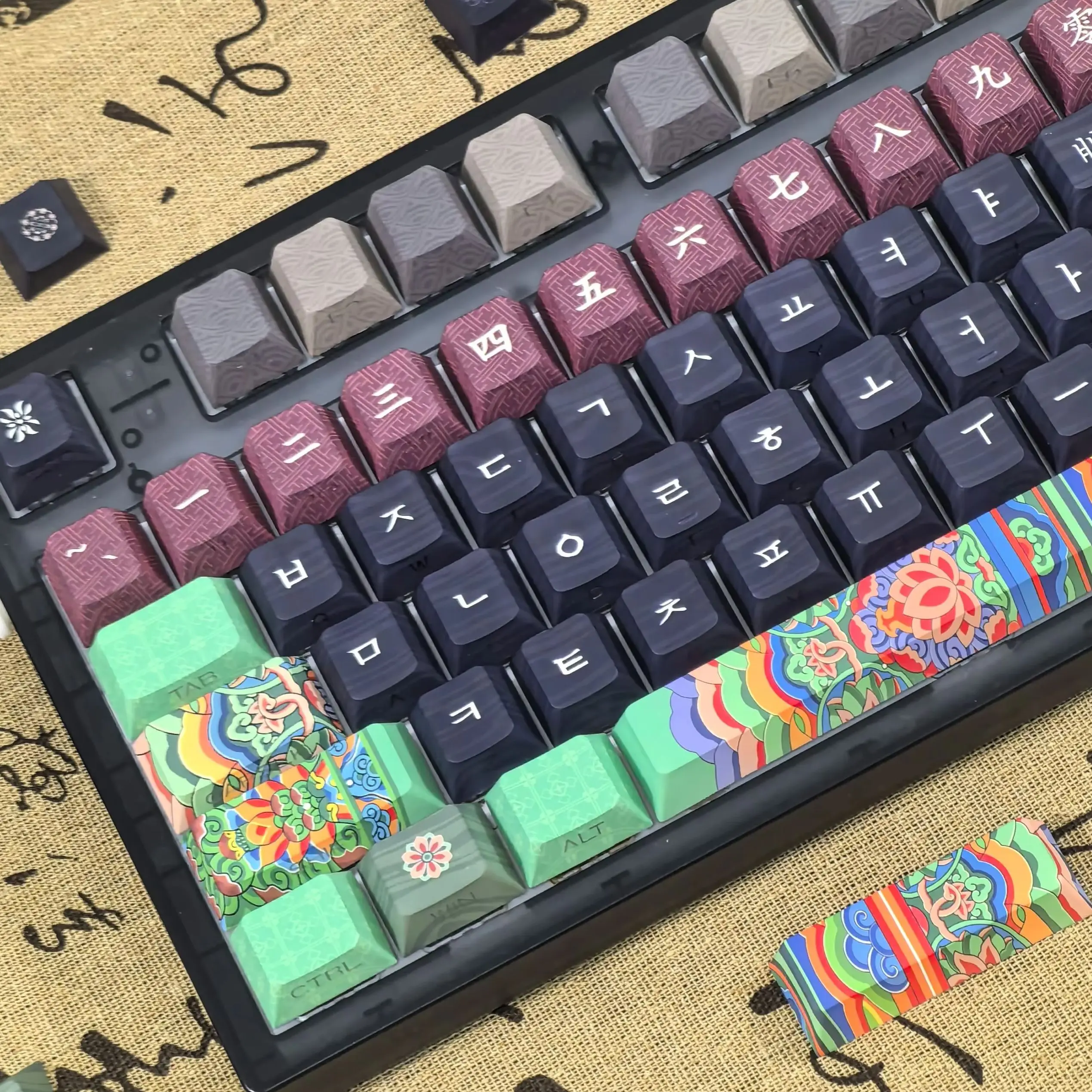 

Ancient Korean Keycap Dancheong Black Side Engraved Translucent Pbt Theme For Mechanical Keyboard 단청 와글바글 염료승화 PB