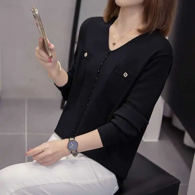เสื้อถักแฟชั่นผู้หญิงคอวีหลวมสีทึบ