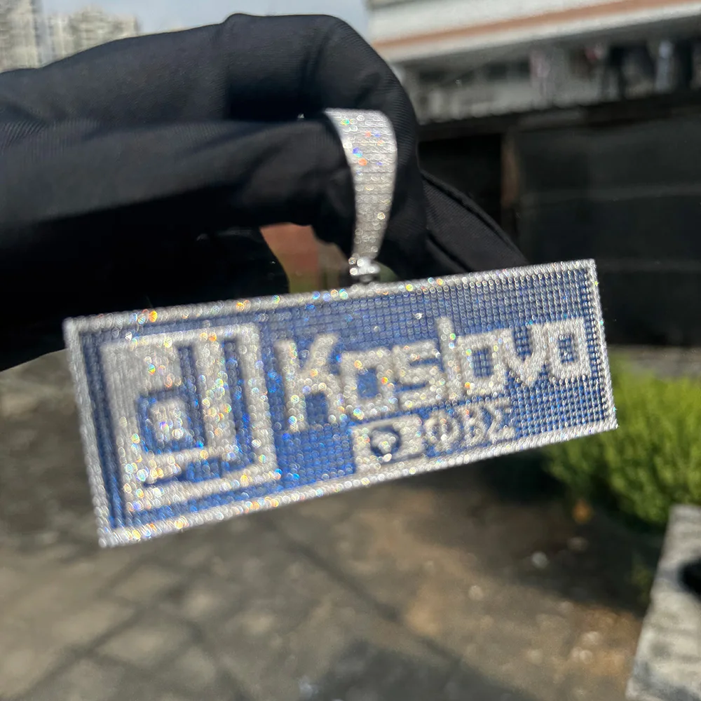 

Мужской подарок: кулон-подвеска HHIOK в стиле хип-хоп из серебра 925 пробы с микроинкрустацией синими и белыми фианитами в форме прямоугольной буквы.