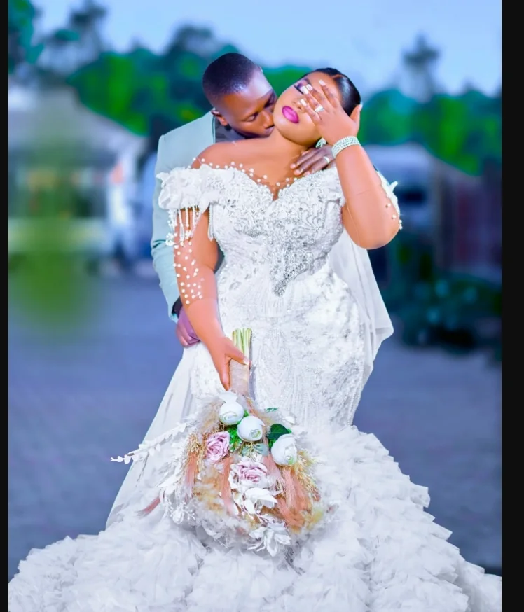 Customized Off the Shoulder Shinny Crystals Appliques Plus Wedding Dress  Robe Mariée  African Full Sleeves Tiers Bridal Gowns