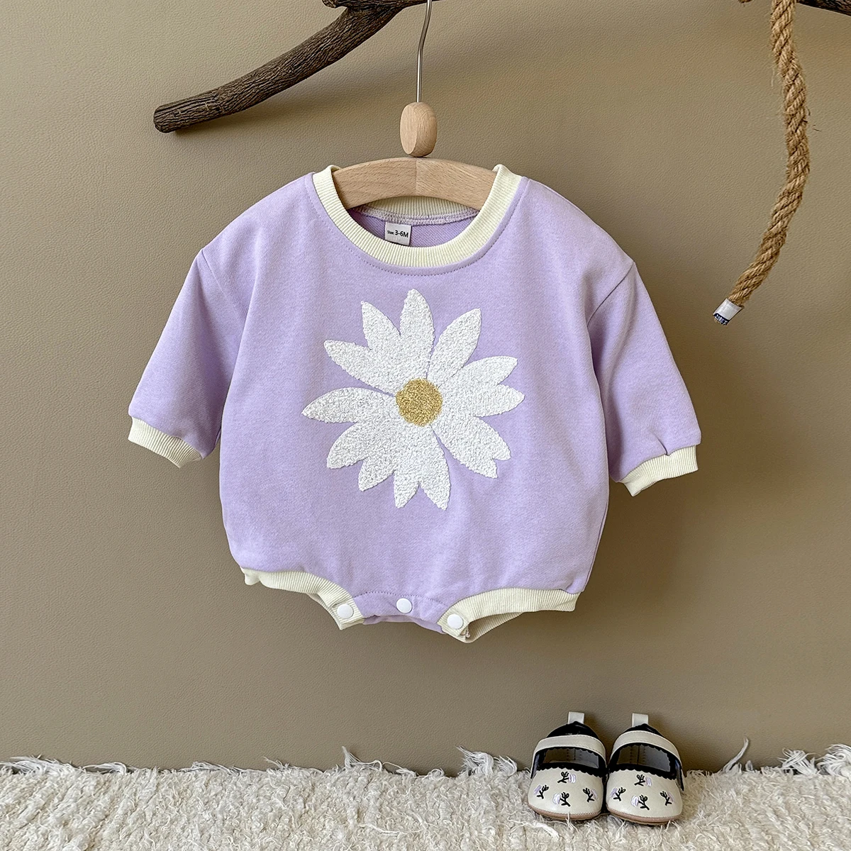 Baby-Strampler mit Hasen- und Gänseblümchen-Aufnäher, langärmeliger Body mit Rundhalsausschnitt für Kleinkinder, ideal für Frühling und Herbst, lockerer Sweatshirt-Strampler für Mädchen. – Detail 6