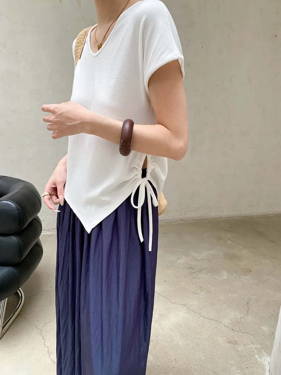 Sommerliches Damen-T-Shirt in unregelmäßiger Farbe mit unregelmäßigem Saum, Kordelzug, V-Ausschnitt und schlankmachendem Effekt, kurzärmelig. – Detail 16