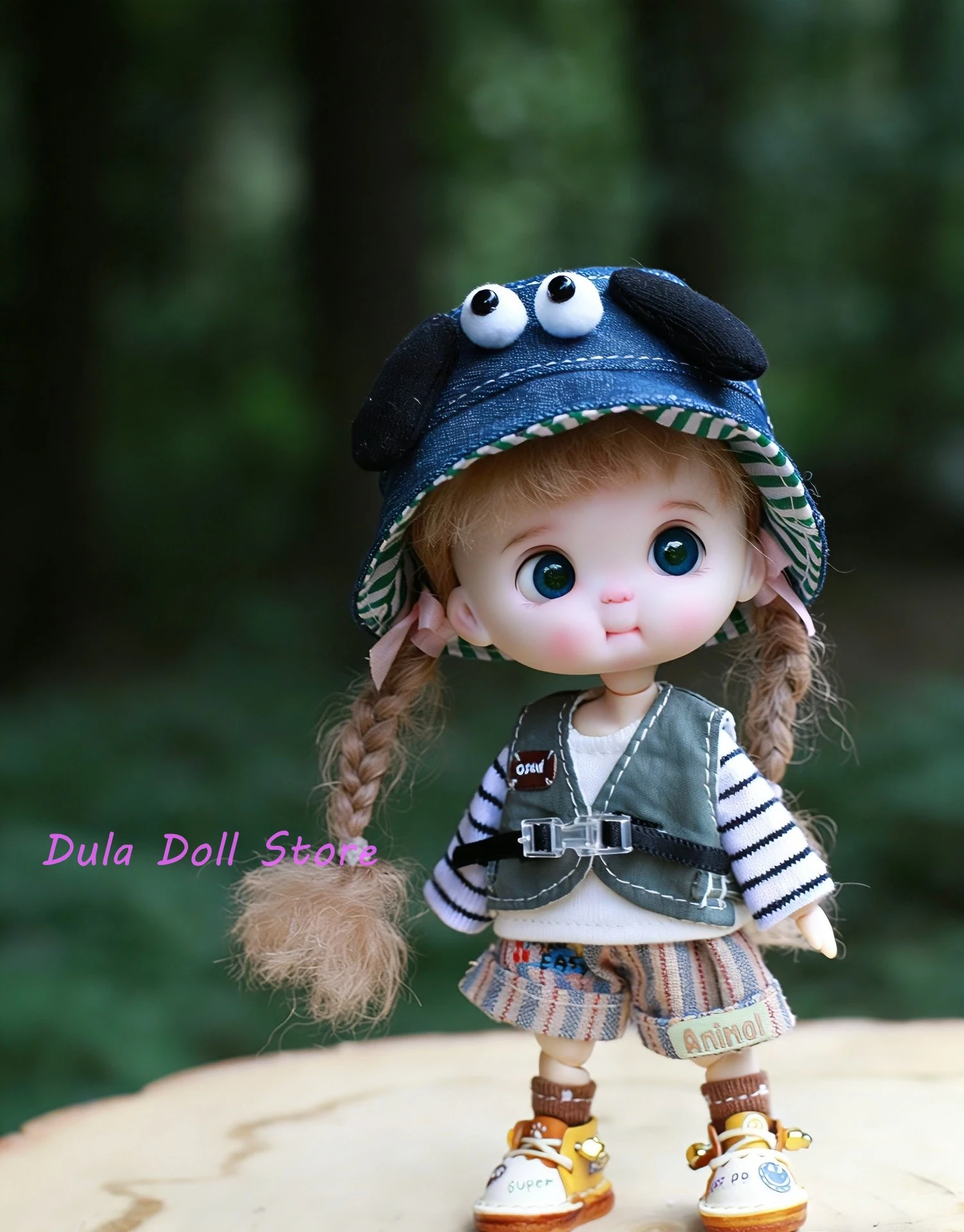 

Одежда для кукол Dula: платье для куклы Ob11 GSC, синяя шляпа, жилет, полосатые брюки.