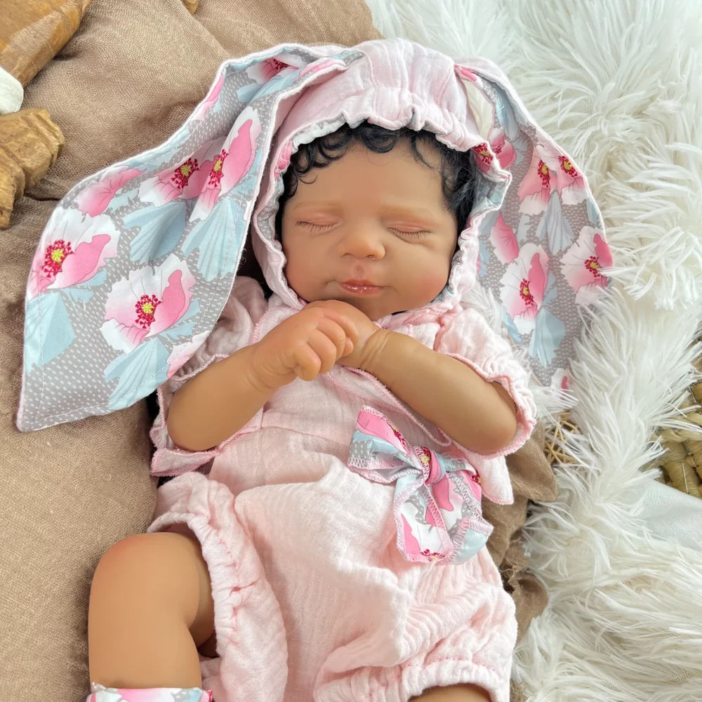 BZDOLL 19 cali (48 cm) Śpiąca Lalka Reborn, Ciemnobrązowa Skóra, Winylowe Ręce i Nogi, Materiałowy Korpus, Zabawka, Modny Prezent Urodzinowy dla Dzieci