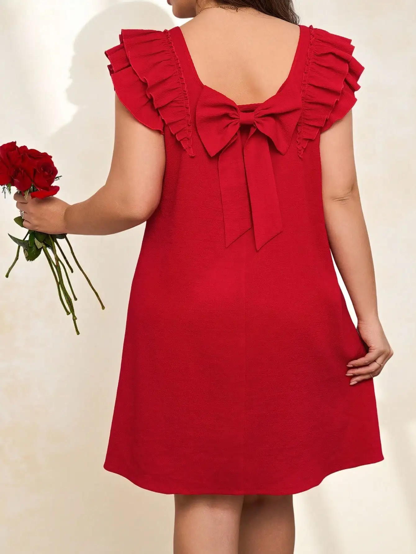 

Красное женское платье миди А-силуэта с рюшами на рукавах и бантом на спине