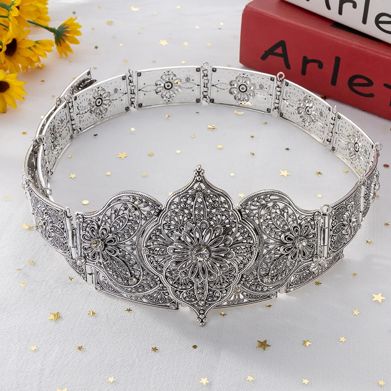 حزام تخريمية للعرائس العربي - خيارات ألوان متعددة مع لهجات زهور كريستالية رقيقة لأناقة ثوب الزفاف البسيط