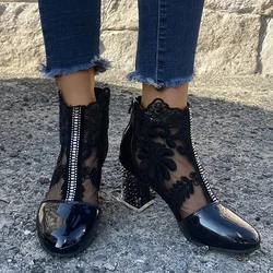 Stivaletti ricamati in rete nera sexy per donna Estate 2023 Stivali con tacco quadrato in cristallo Donna Corta in pizzo bianco Botas Mujer