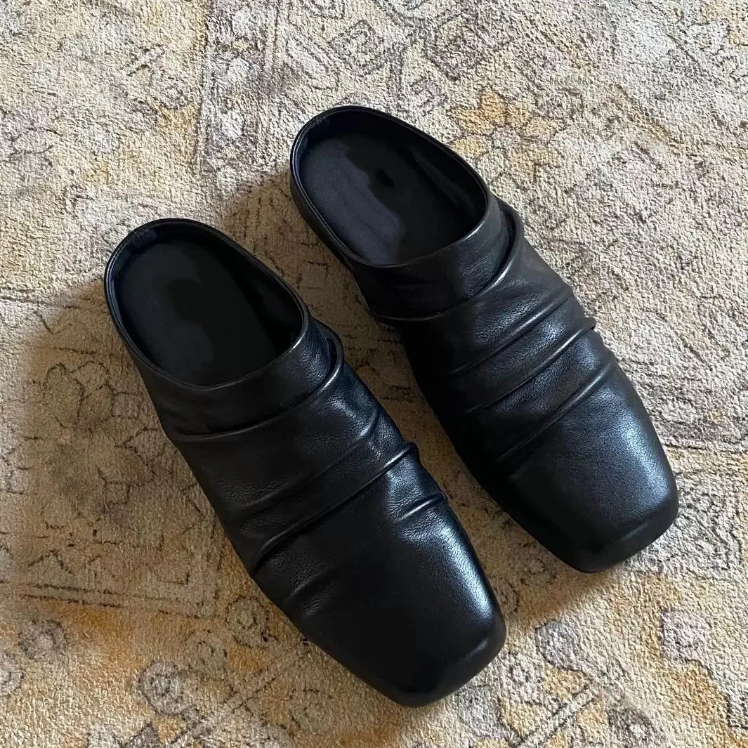 جلد طبيعي التجاعيد تو تو نصف النعال للنساء 2025 الربيع والصيف ساحة تو البغال المسطحة أحذية من الجلد الصغيرة