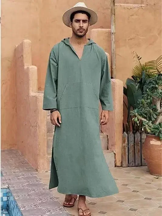 Herenkleding Uit Het Midden-Oosten: Moslim Gewaden. Arabische En Turkse Moslim Abaya 'S, Eenvoudige Lange Gewaden Met Capuchon En Een V-Hals.