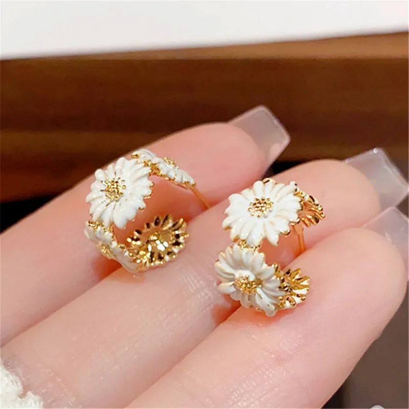 

Fashion Daisy Flower Hoop Earrings For Women 2024 New Creative Simple C Shaped Earings Wholesale