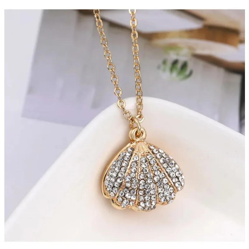 A fashionable and elegant women's collarbone chain, a long-lasting necklace