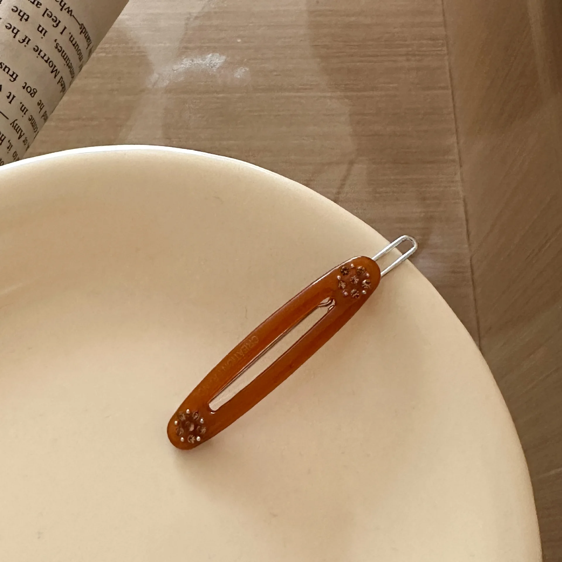 高級ヘアクリップ 1個 アセテート製 ゴールドアクセント クリスタルフラワーデザイン 滑り止め カエル留めクリップ