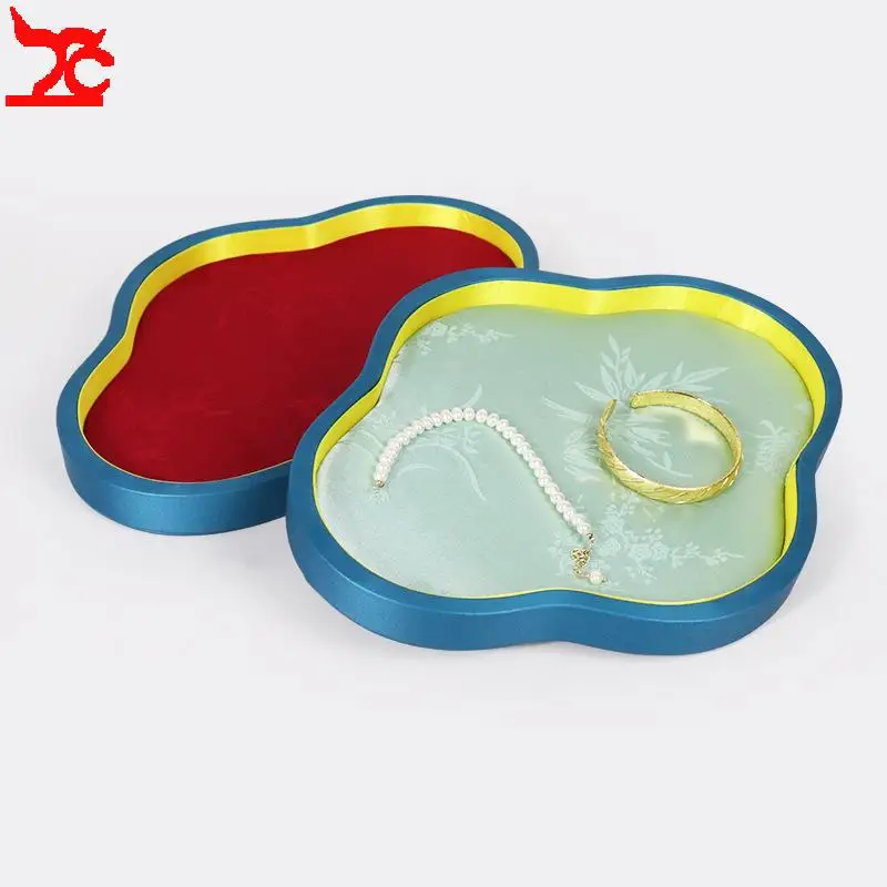 

Подставка для украшений в китайском стиле из шелковой ткани с кожаной окантовкой неправильной формы, изысканный держатель для демонстрации ожерелий и браслетов