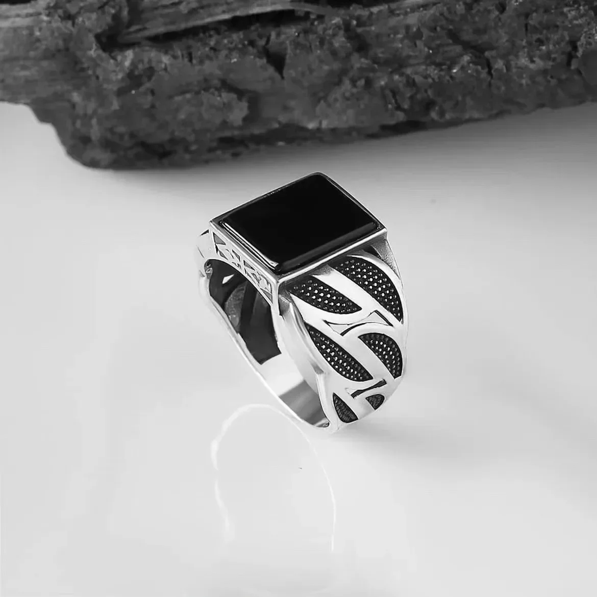 New minimalist and fashionable men\'s ring