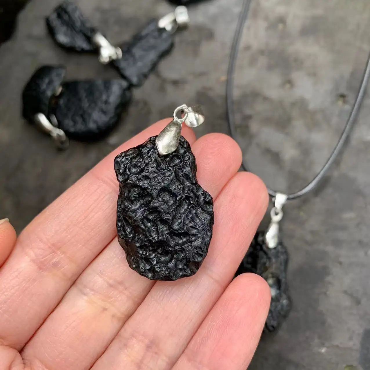 Meteorita negra Natural, collar rugoso irregular para hombres y mujeres, estilo Punk, tektita, energía cósmica, joyería de cuerda para la salud de la suerte