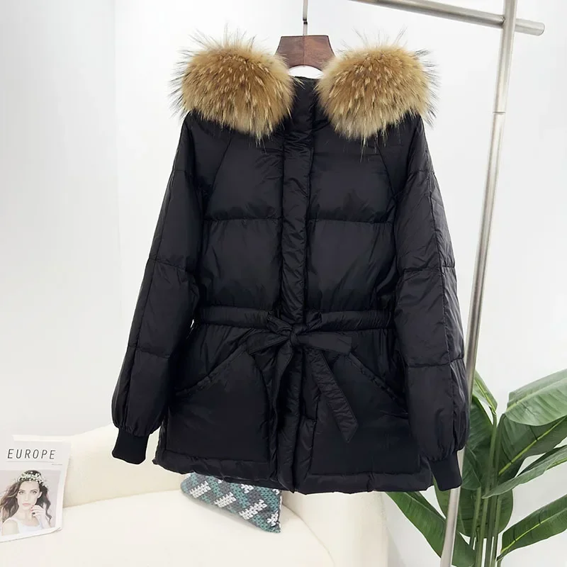 Daunen jacke für Frauen im Winter Neue Daunen jacke im mittleren bis langen Stil mit Kapuze, weißer Enten daunen, schmaler Passform und Taille