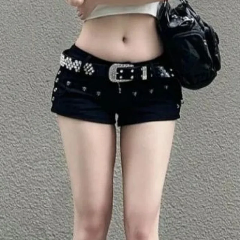 Y2K 펑크 블랙 로우 웨이스트 데님 핫팬츠 여성 여름 섹시 타이트 핫팬츠 아메리칸 배디 스타일 스터드 스트릿웨어 바지 신상