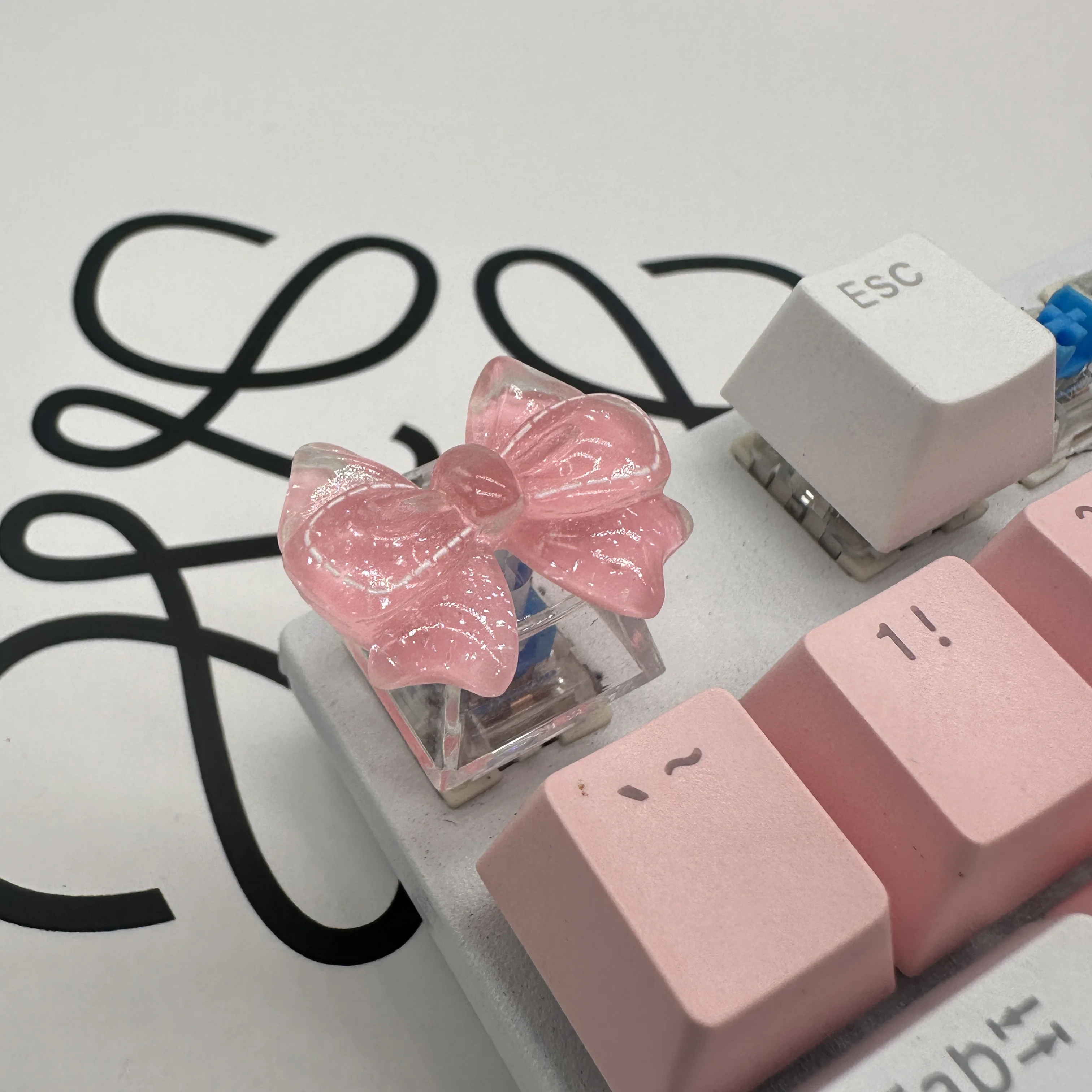 

Новая персонализированная оригинальная кейкап-накладка из смолы в форме милого бантика для механической клавиатуры с крестообразным креплением, одиночная, цвет макарон-розовый