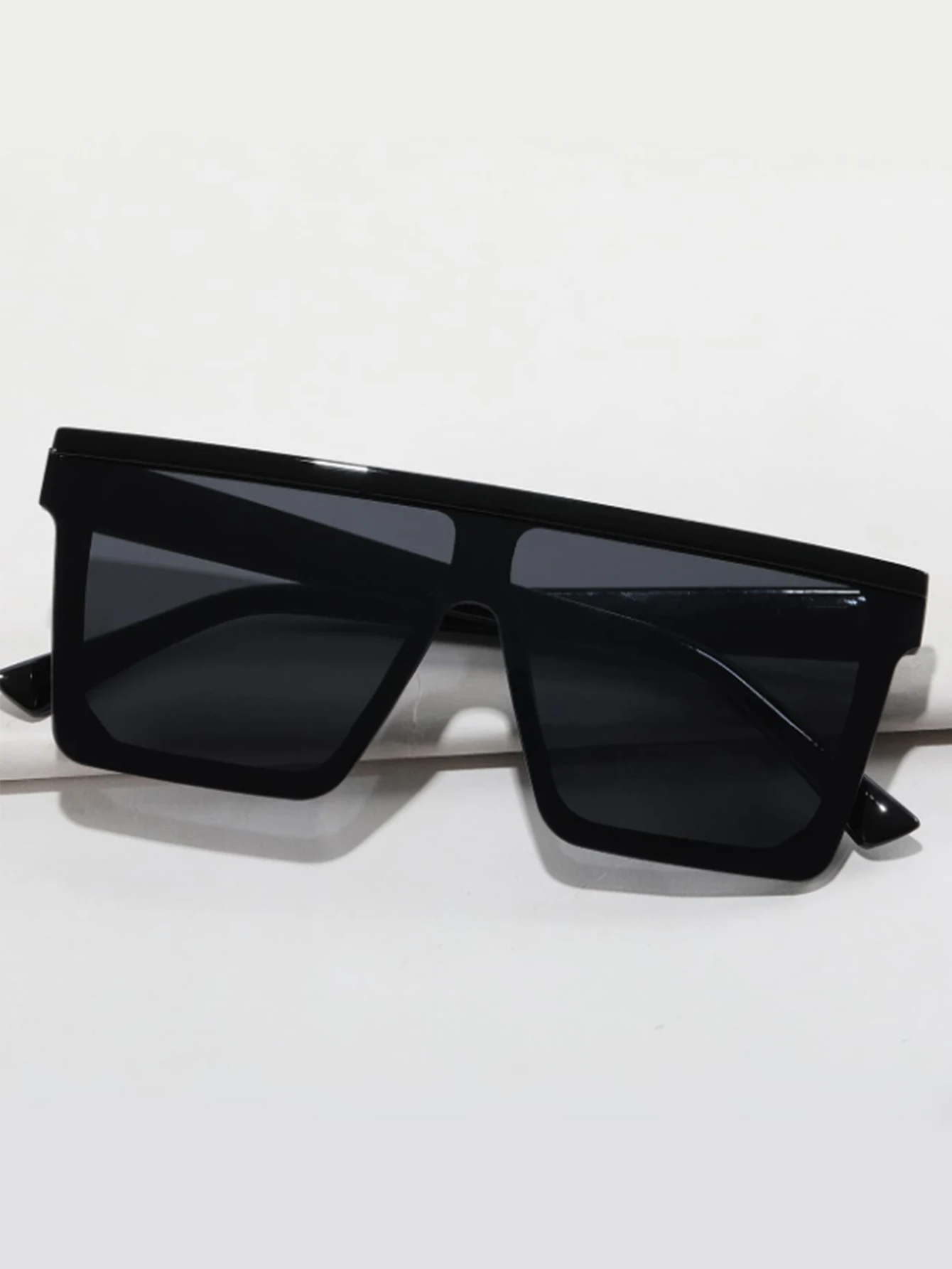 1 Stück klassische und stilvolle schwarze rechteckige einteilige Sonnenbrille, geeignet für trendige Ausgehen und Straßenfotografie