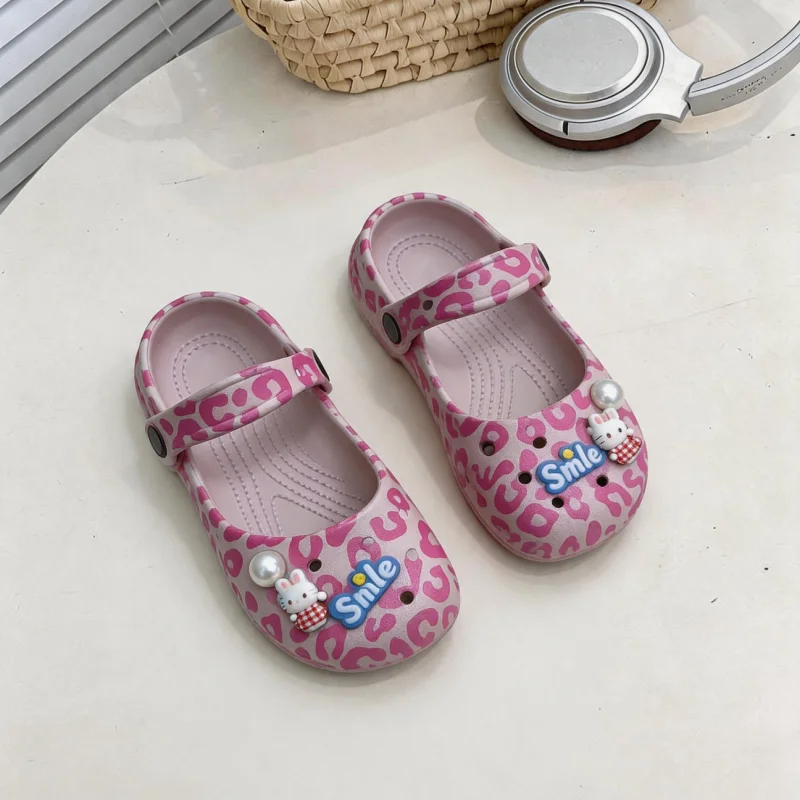A pair of children's pearl flower Mary Jane clogs,adjustable heel strap,thick EVA anti-slip sweet slides KH-k692-3