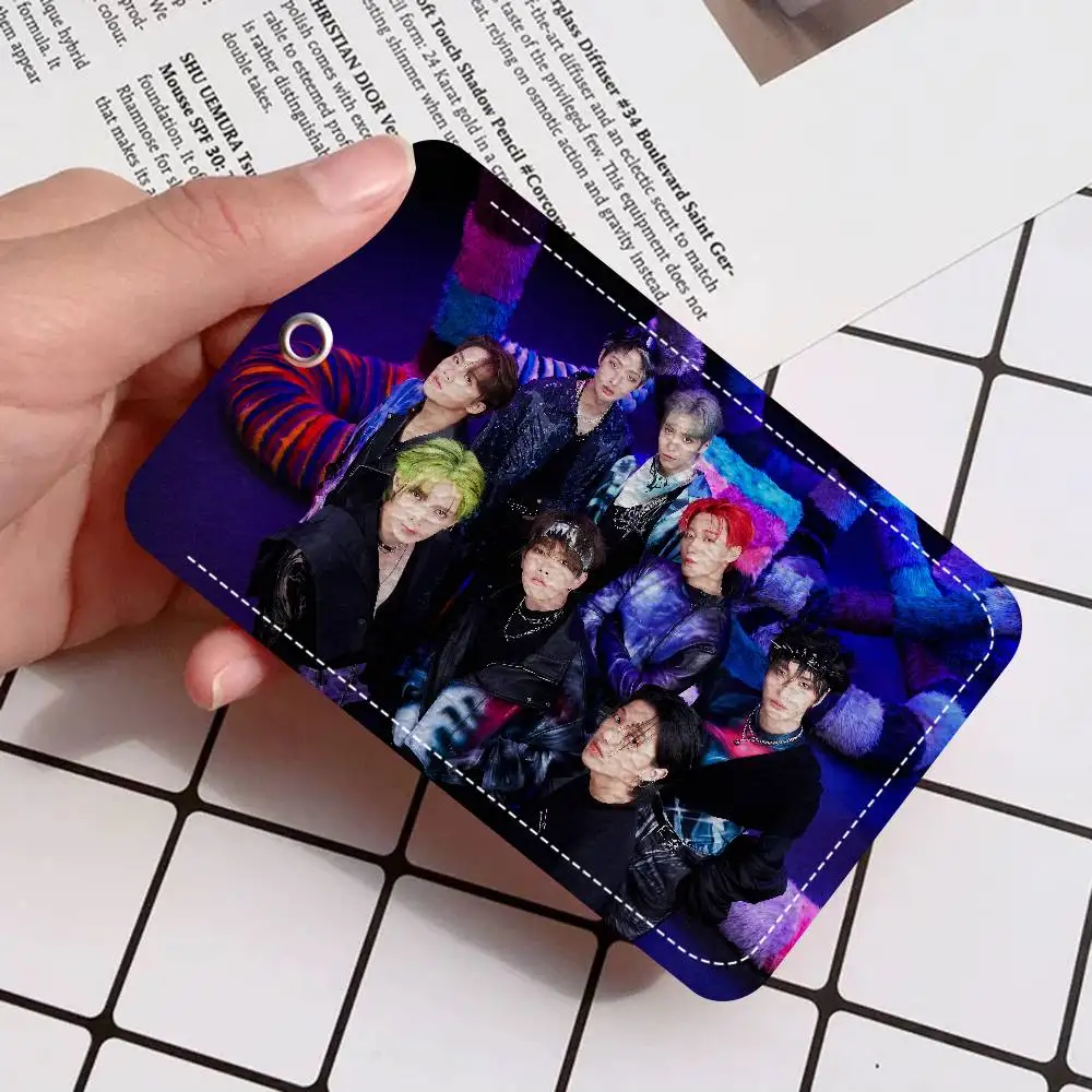 

Держатель для карт из ПУ-кожи в стиле KPOP A-ATEEZ с брелоком - надежная защита для банковских карт, проездных на метро и автобус, а также для других карт.