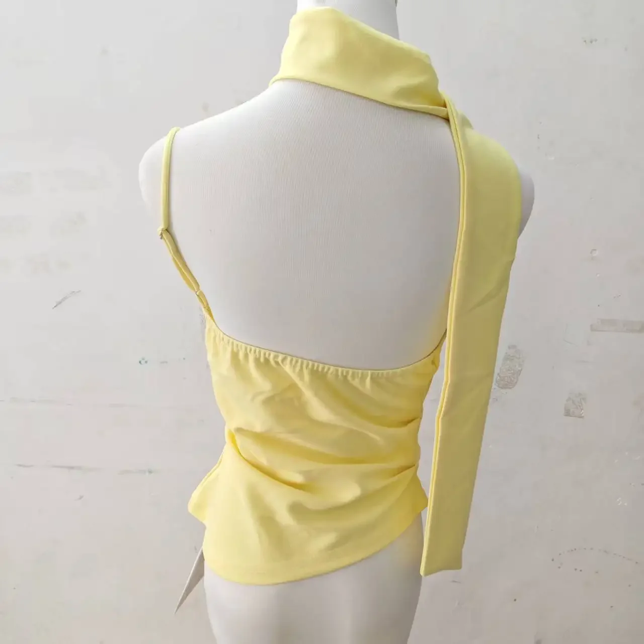 الأصفر وشاح مائل الكتف الرسن الرقبة سترة المرأة أعلى المدى الطويل 2025 الصيف الذهب Zhini Jennie نمط سترة عصرية