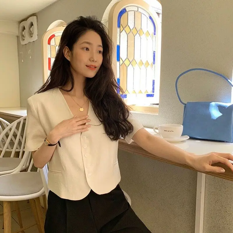 

Летний женский костюм 2024: легкий, светлый, приталенный, с коротким рукавом, укороченный, для офиса, маленький размер, элегантный, модный