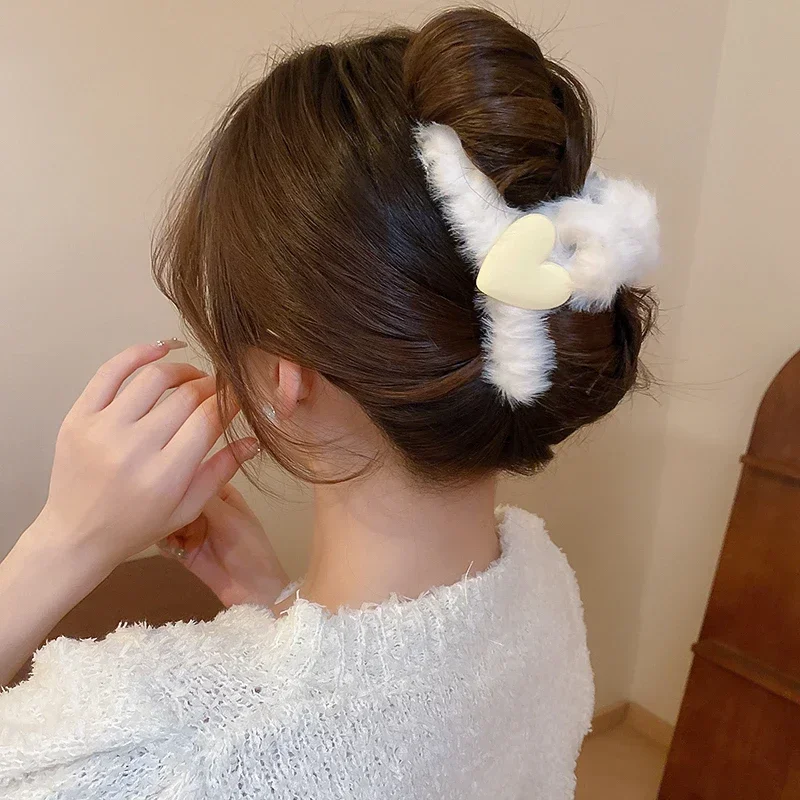 Winter Fashion Oversized Plush Hair Claw Clip for Women Wave Cloud Shaped Shark Claw Hairpin Faux Fur Hair Crab Clip Accessories