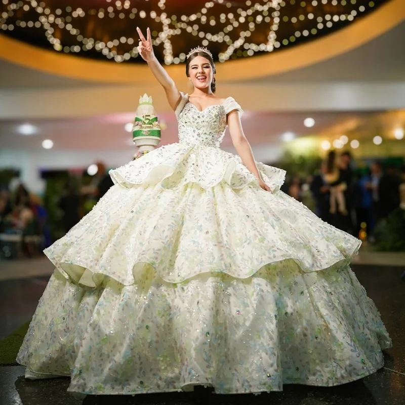 光沢のあるミントグリーンのキンセアニェーラドレス、オフショルダー、スパンコールデカール、チュールレイヤリング、キンセアニェーラ用ドレス ﻿ カスタマイズされた