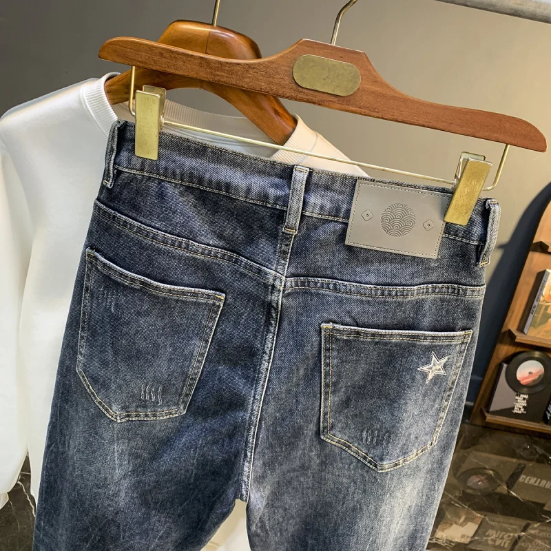 

Модные легкие роскошные джинсы для мужчин, новинка 2025 года, эластичные утягивающие корейские стильные модные осенние повседневные длинные брюки на маленьких ножках