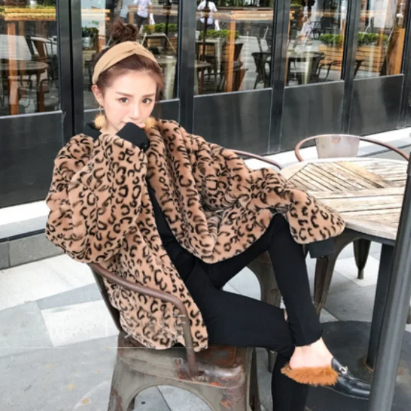 الملابس النسائية متوسطة إلى طويلة سستة الملابس العصرية 2025 الخريف الشتاء ليوبارد طباعة سترة فو الفراء معطف عصري