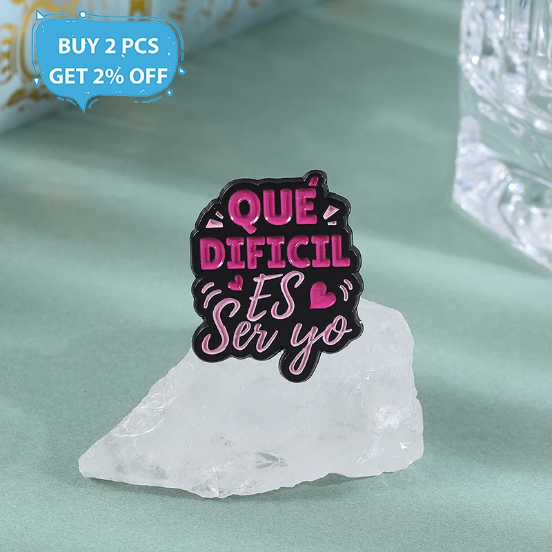 ESTAR SOLTERA Esta De Moda! دبابيس المينا QUE DIFICIL ES Ser Yo دبابيس شارة طية صدر السترة على ظهره الملابس والمجوهرات هدية للأصدقاء