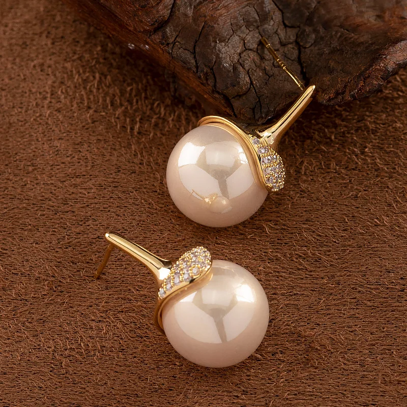 

French Hepburn Style Round Pearl Stud Earrings for Women Simple Minimalist Silver Needle Ear Jewelry Elegant Party Daily Wear