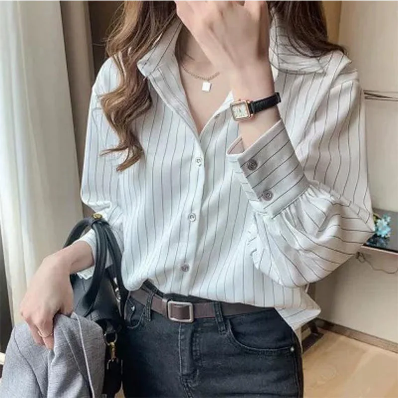 

2025 Spring Women's Clothing: Unique Vintage Hong Kong Style White Striped Shirt with a Sense of Design, Lightly Mature Layered Shirt
