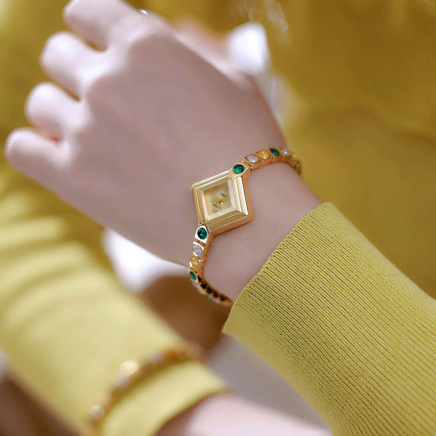 

Fashionable and luxurious women's watch. Light luxury temperament gradient retro spring green women's watch. Gift for women.