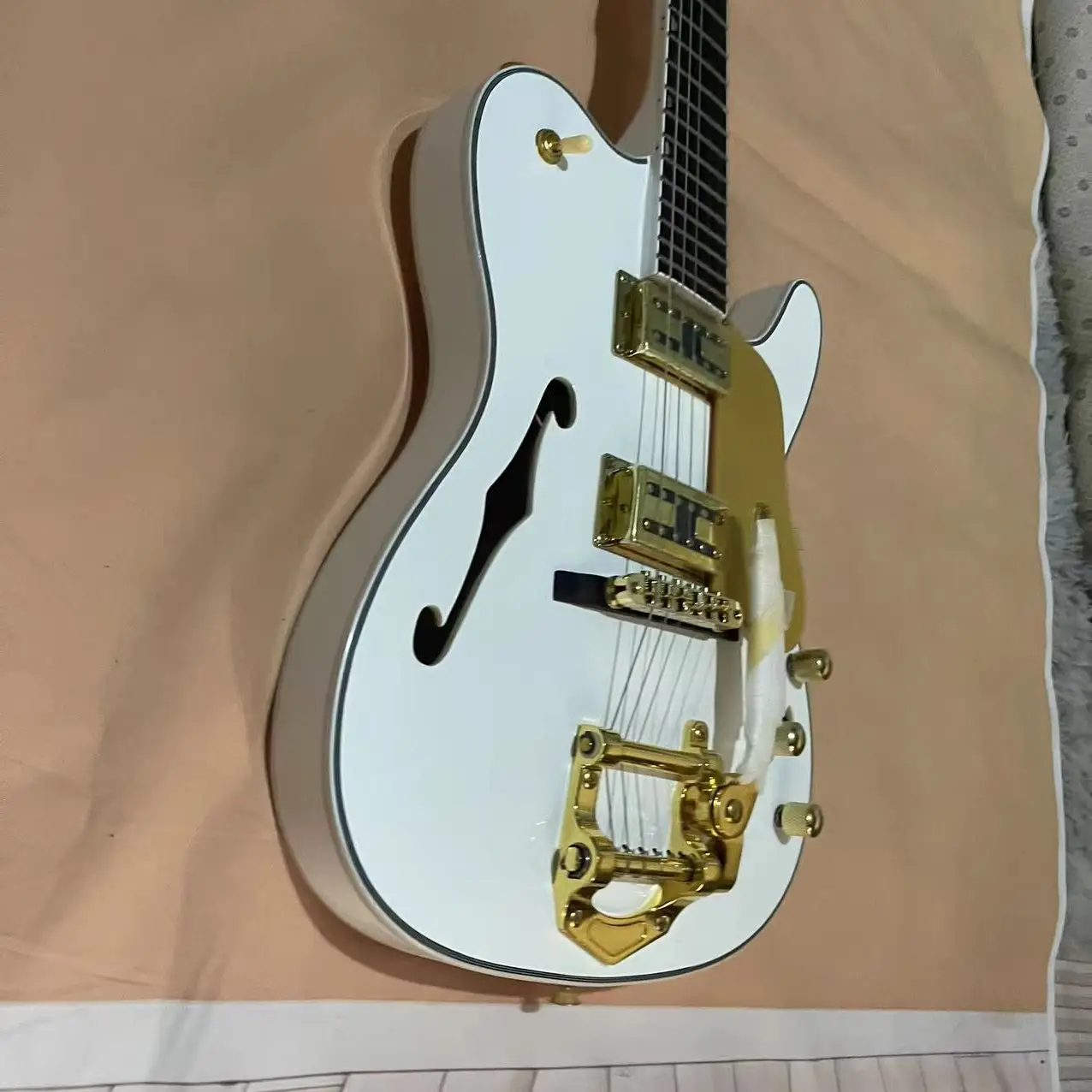 In stock, 6-chord two side f-hole semi hollow electric guitar, white body, gold accessories, factory real photos, can be shipped