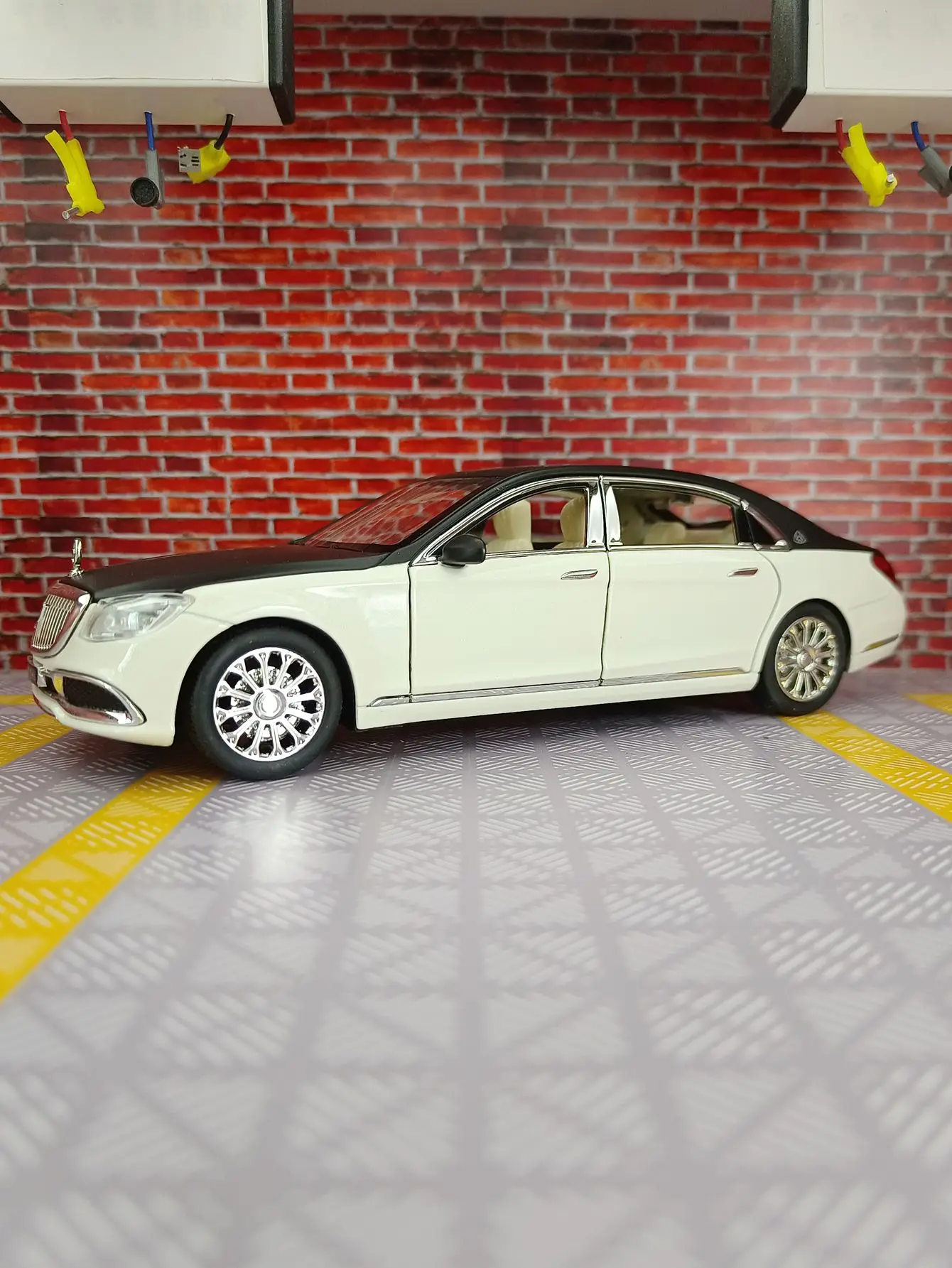 Модель автомобиля из сплава Mercedes Benz Maybach S600 1:24 имеет имитирующие функции звука и освещения, богатые детали, тонкая работа.