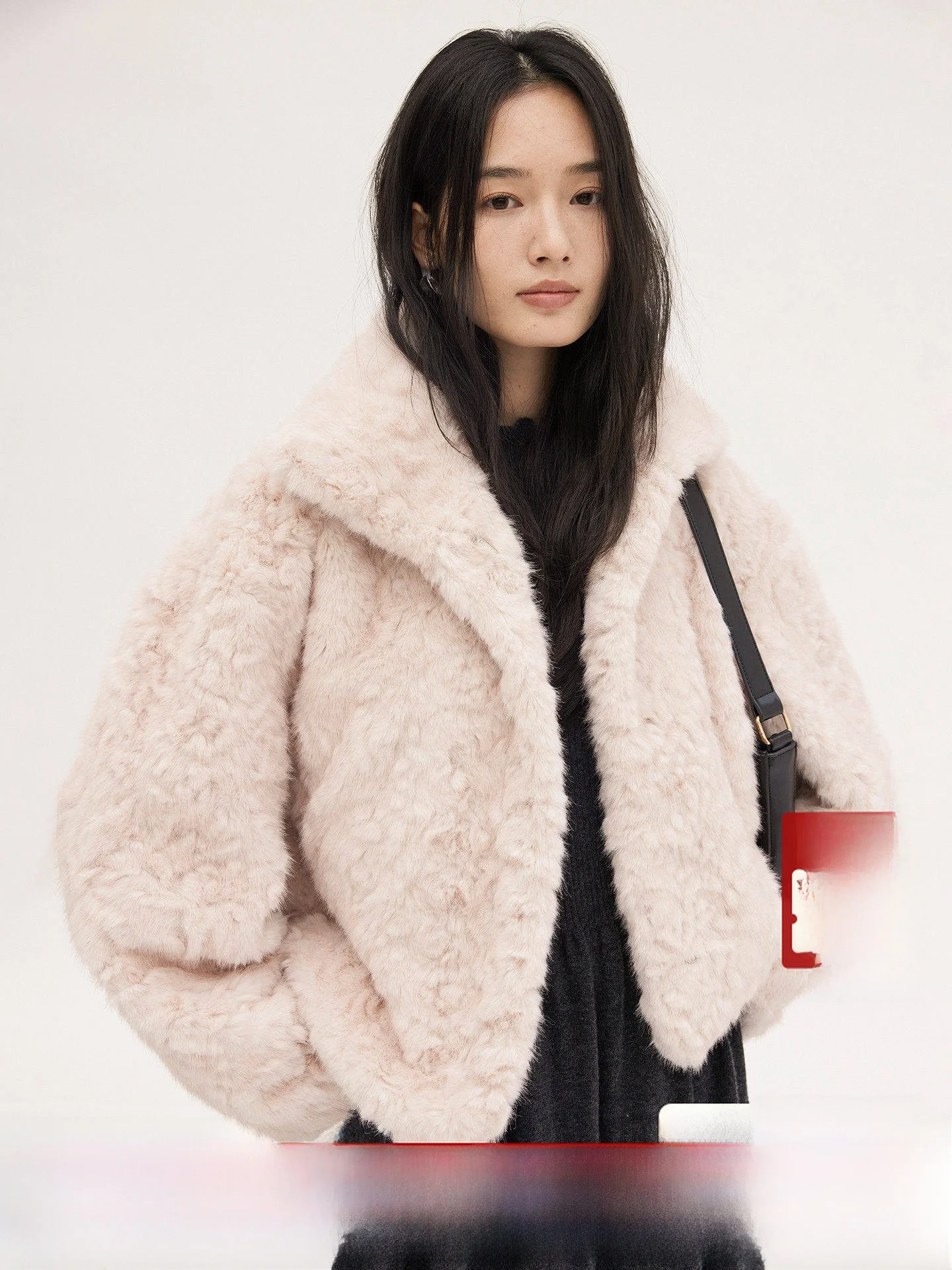 

Элегантное зимнее пальто Ele HeyDr из искусственного овчины с бархатным эффектом для женщин: мягкость, изысканность и экологичность.