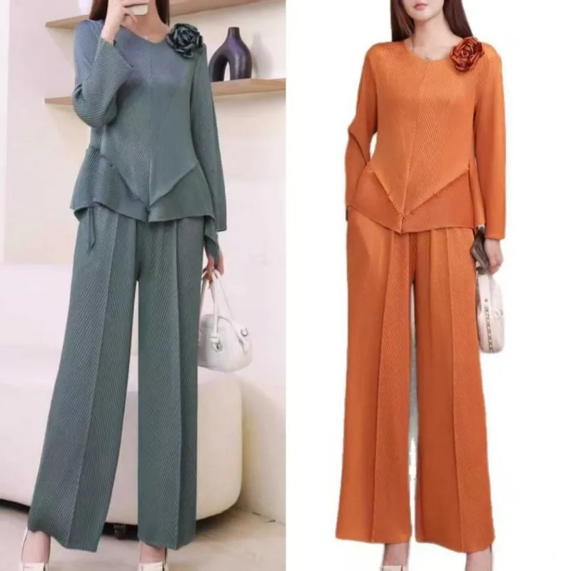 

Miyake Высококлассный плиссированный комплект брюк больших размеров, модный осенний комплект 2025 года, новый свободный топ с цветочным украшением, повседневные брюки, комплект одежды из 2 предметов