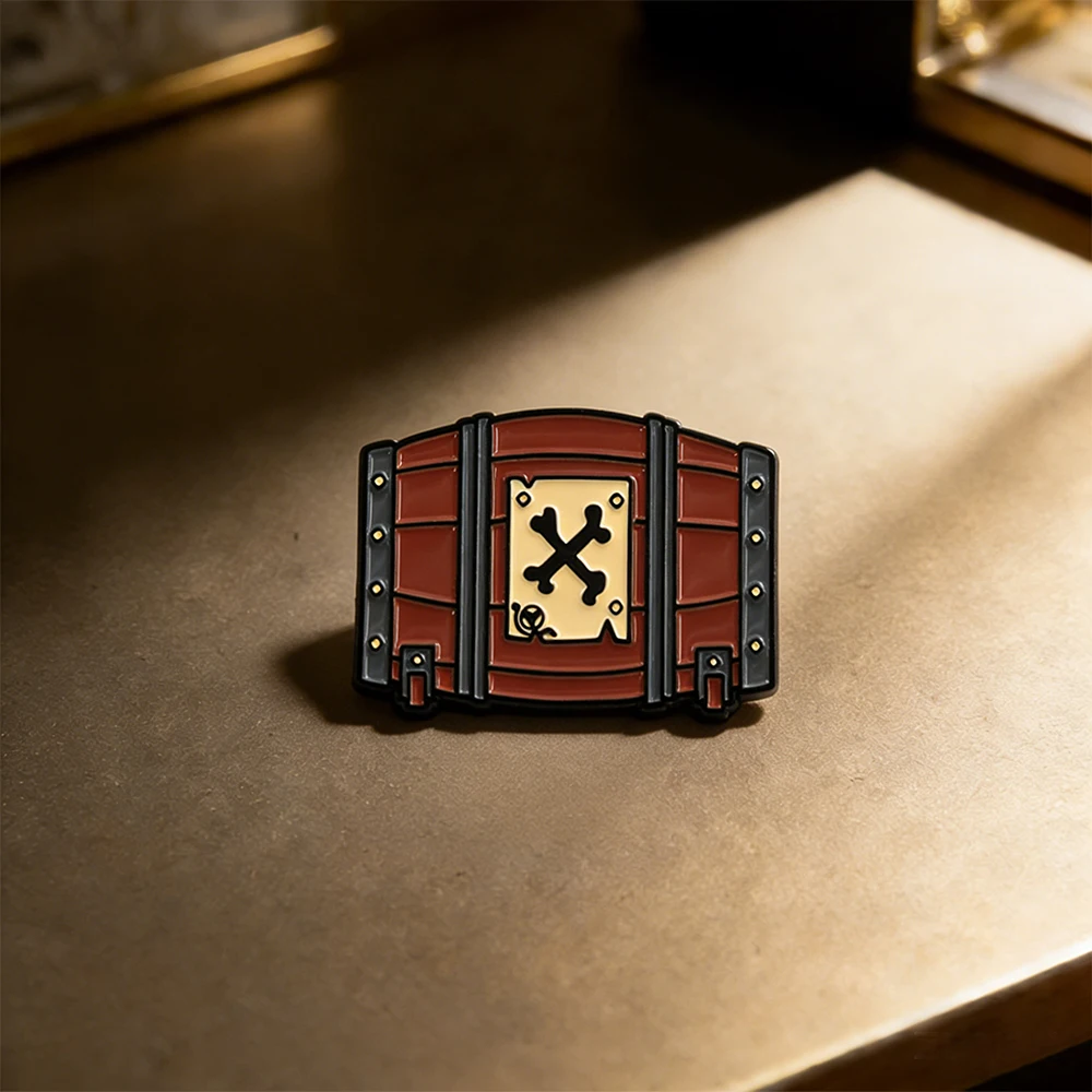 Retro Piraten-Schatztruhe-Brosche Sea of Thieves Action-Adventure-Spiel Totenkopf-Kreuzbein-Anstecknadel für Rucksäcke und Jacken – Detail 5