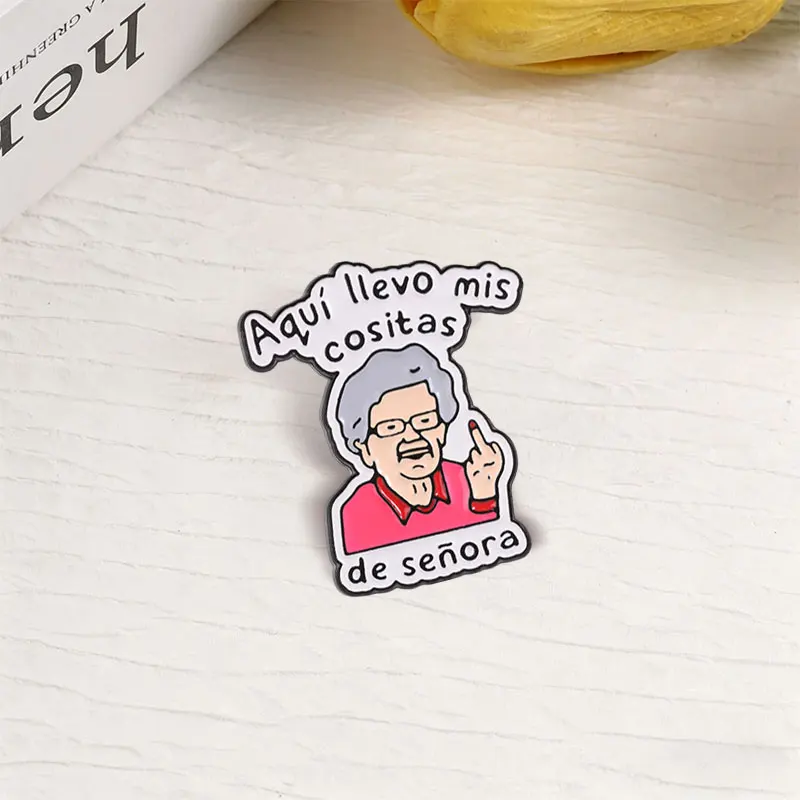 Spanische Meme-Großmutter-Abzeichen „Aquí llevo mis cositas de señora“ Emaille-Pins Lustige lateinamerikanische Anstecknadeln Spaßiges Accessoire-Geschenk – Detail 4