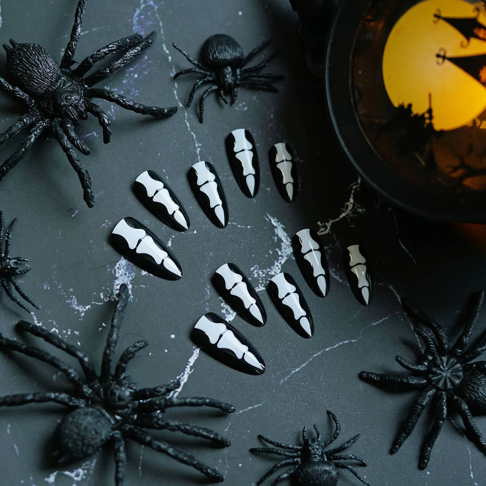 24 Stück Gothic Halloween Press On Nails – Gruselige Skelett-Finger-Kunstnägel, lange Mandel-Flicken aus schwarz/weißem Acryl – Detail 3