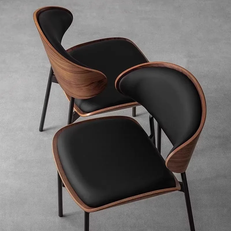 كراسي تناول الطعام الجلدية الراقية طاولة عشاء من الخشب الصلب مجموعة أثاث المطاعم المنزلية مقعد مريح كراسي غرفة الطعام المتينة